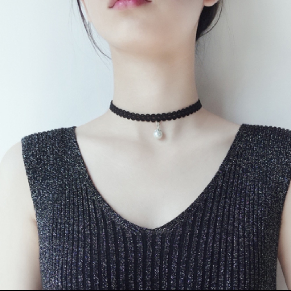 Chocker with pearl